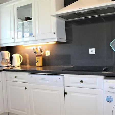 3p Avec Terrasse Et Parking, - Fr-1-252a-63 Apartment